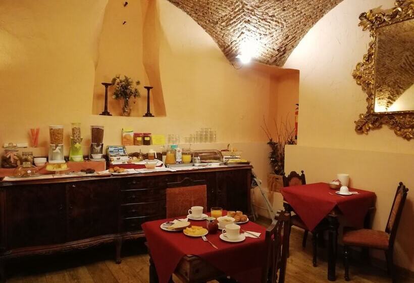 هتل Don Carlos Cáceres