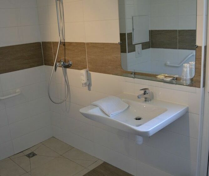 Отель Du Parc Euromédecine By Akena