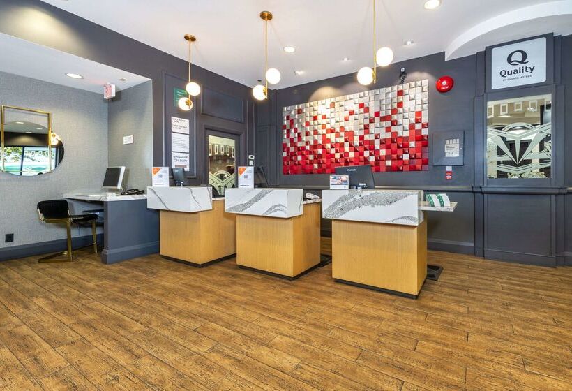 호텔 Quality Inn & Suites