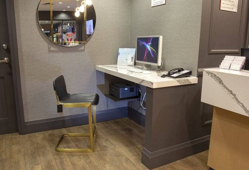 호텔 Quality Inn & Suites