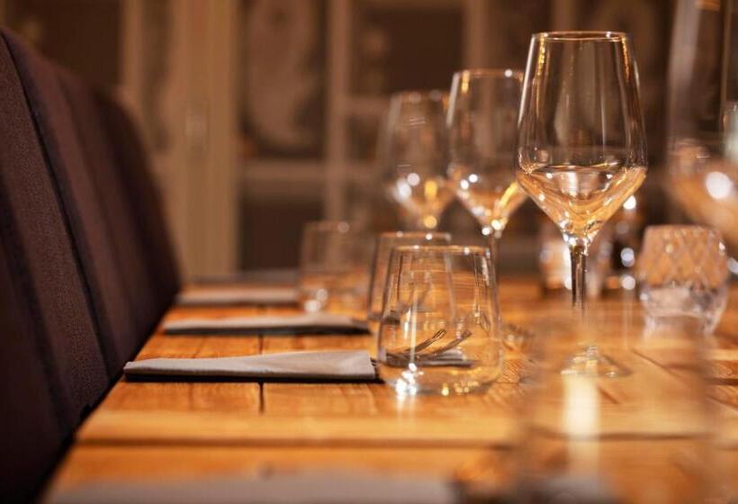 Отель The Victoria