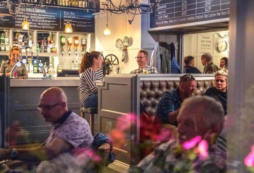 Отель The Victoria