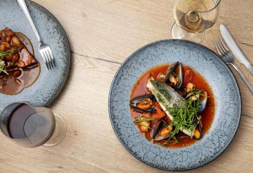 Отель The Victoria