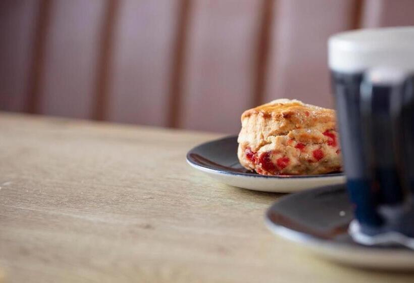 Отель The Victoria