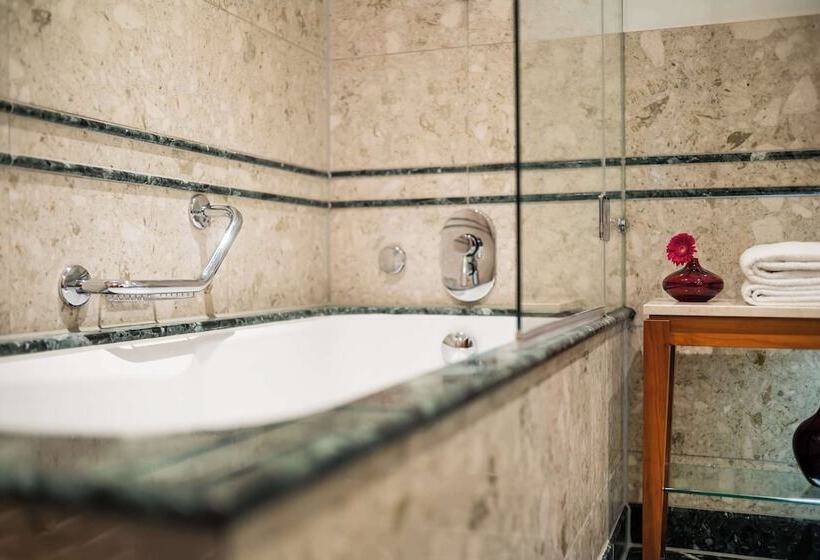 住所  Lindner Hotel Frankfurt Main Plaza, Part Of Jdv By Hyatt