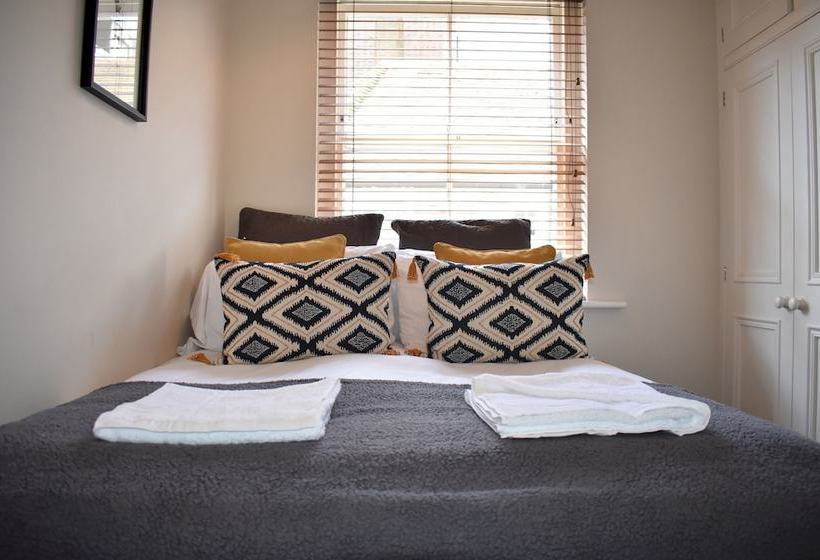 Spacious And Modern Townhouse In Central Brighton