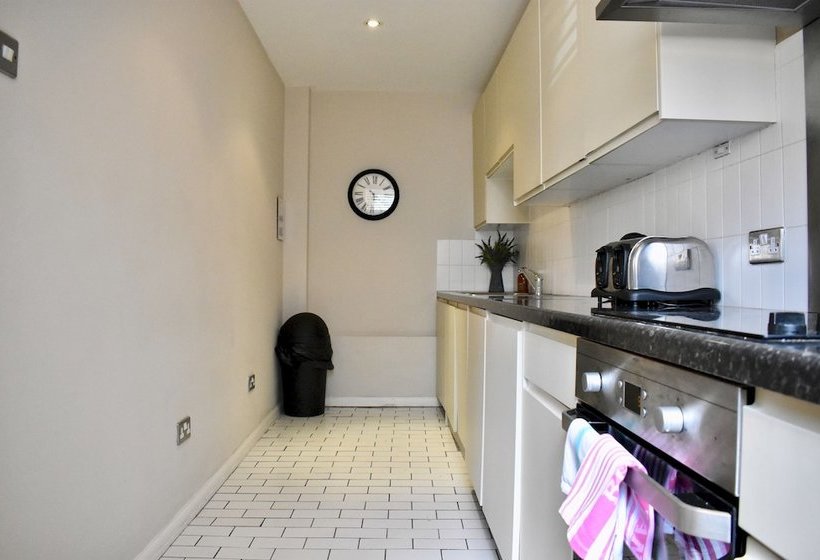 Spacious And Modern Townhouse In Central Brighton