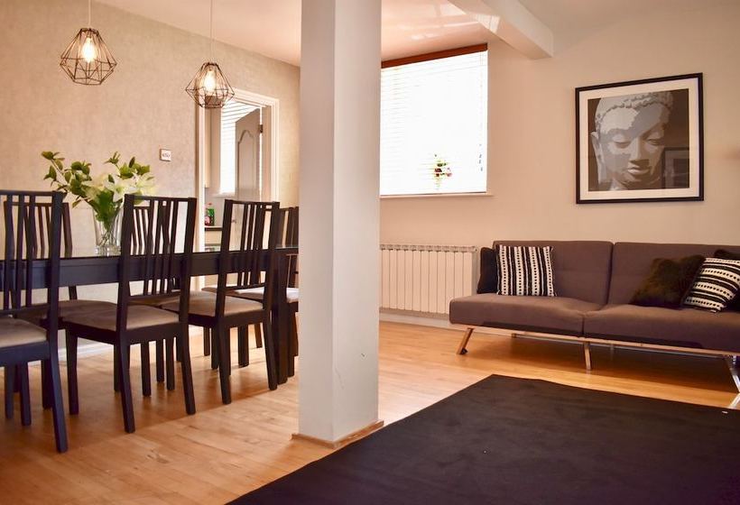 Spacious And Modern Townhouse In Central Brighton