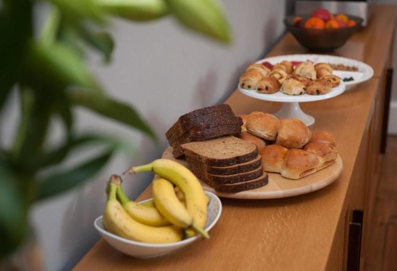 펜션 The Clayton Guest House