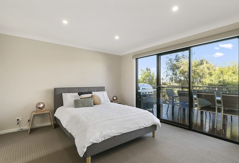 Summer Breeze  Free Wifi & Netflix Inlet Side Central Location