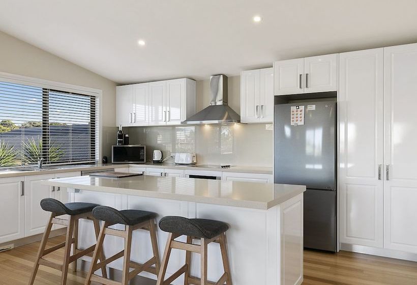 Summer Breeze  Free Wifi & Netflix Inlet Side Central Location