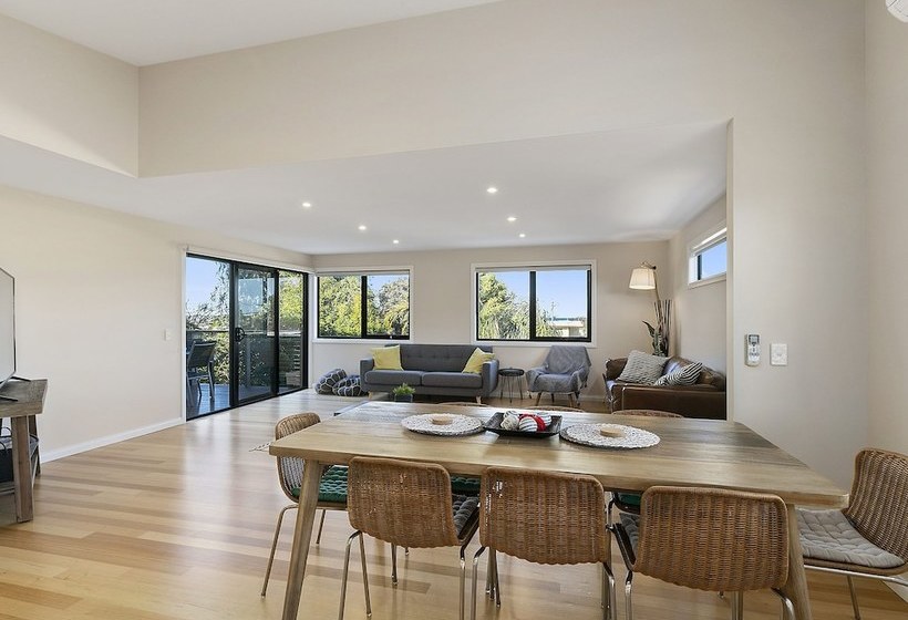 Summer Breeze  Free Wifi & Netflix Inlet Side Central Location