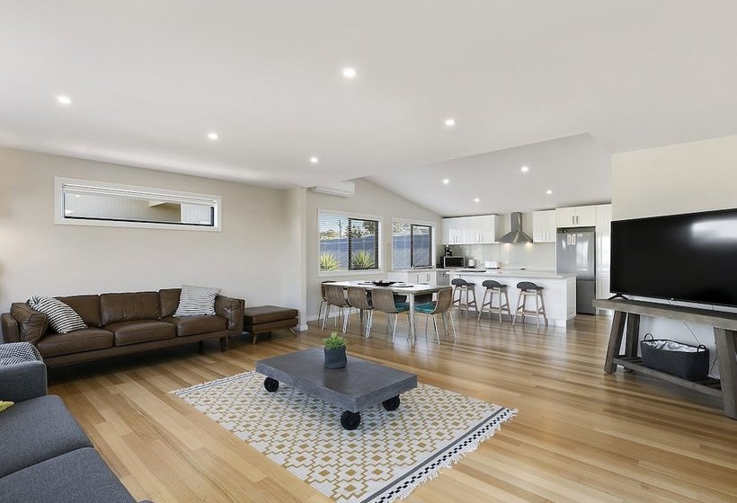 Summer Breeze  Free Wifi & Netflix Inlet Side Central Location