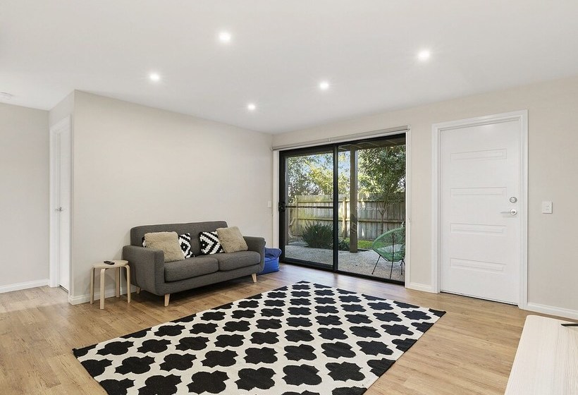 Summer Breeze  Free Wifi & Netflix Inlet Side Central Location