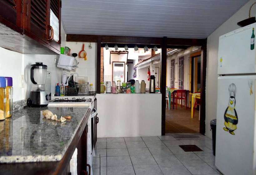 בית מלון כפרי Cabo Frio Fun Hostel