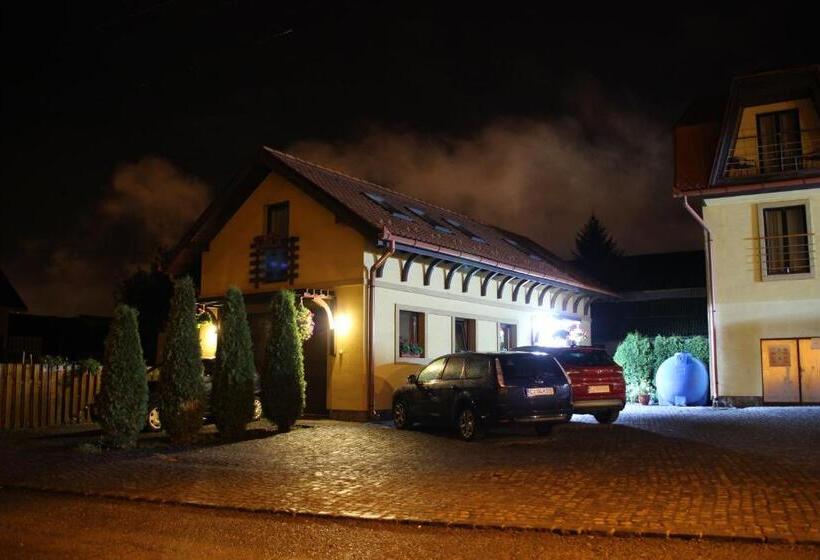 Astoria Hotel & Restaurant