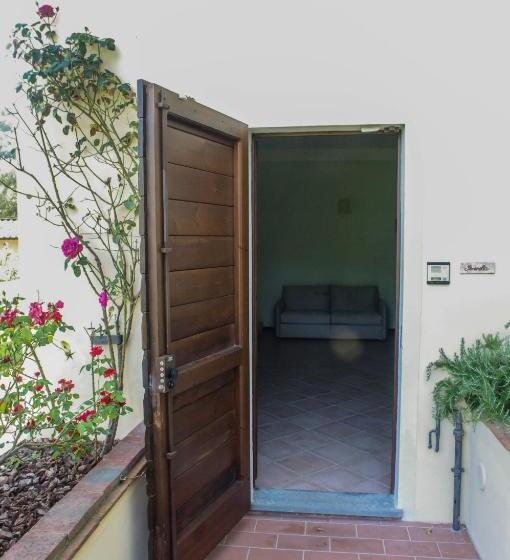 Casale La Fata  Tipico Toscano Immerso Nelle Colline Tra Lucca E Versilia, 6 Appartamenti Indipenden