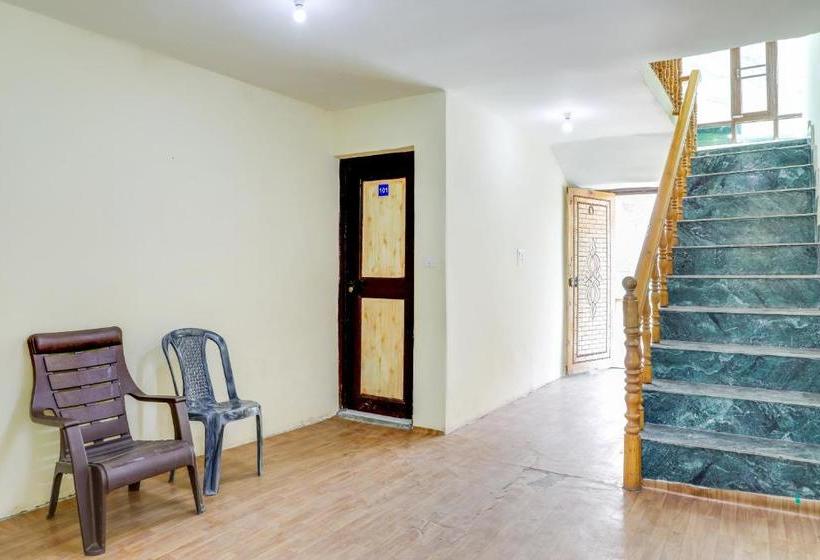 酒店 Oyo 72110 Malik Palace