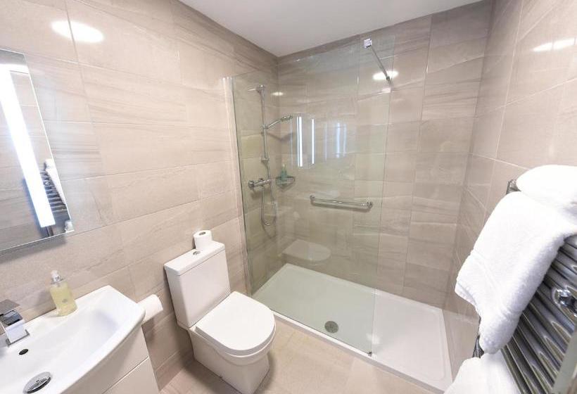 פנסיון Whispering Pines