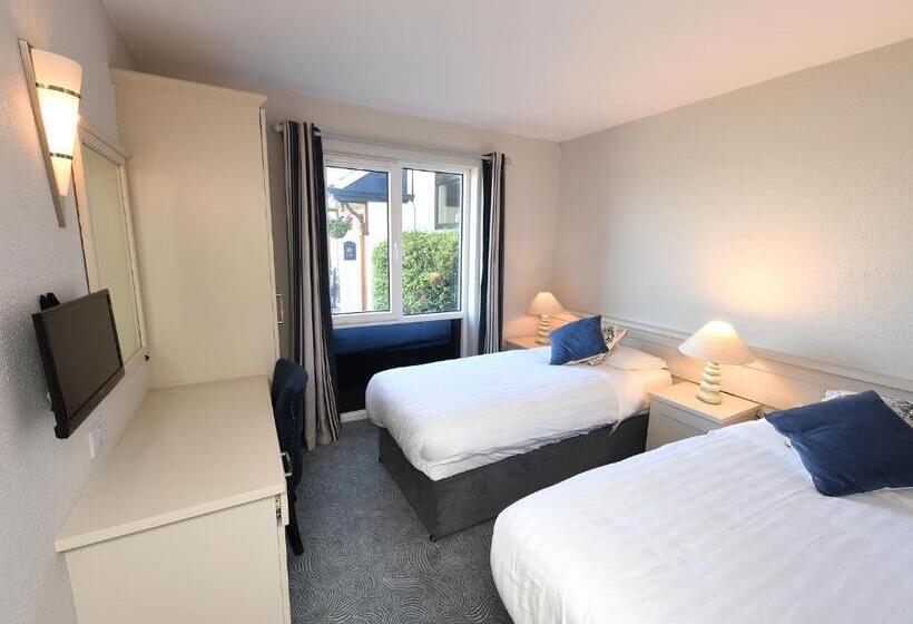 פנסיון Whispering Pines