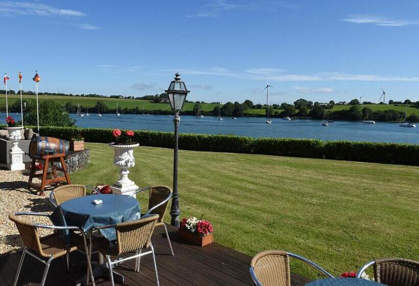 פנסיון Whispering Pines