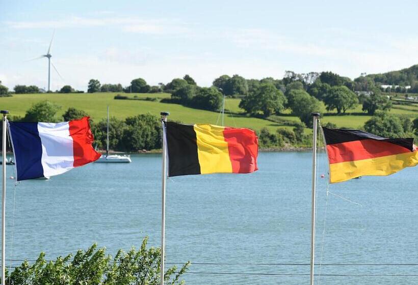 פנסיון Whispering Pines