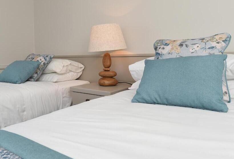 פנסיון Whispering Pines