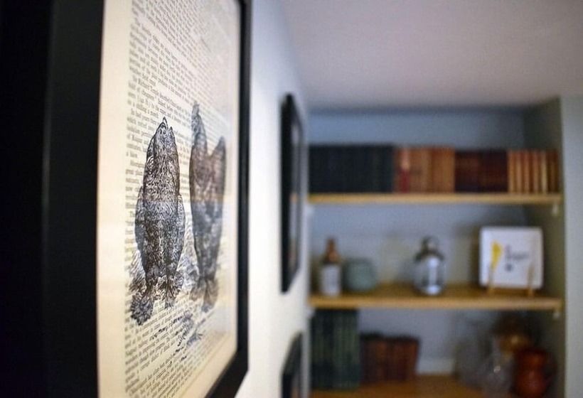 مسافرخانه Fox & Hounds