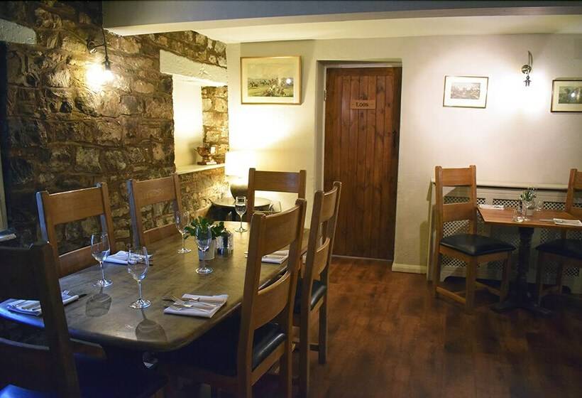 مسافرخانه Fox & Hounds