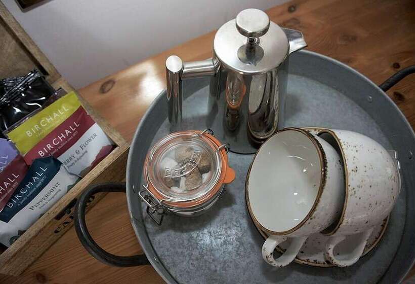 مسافرخانه Fox & Hounds