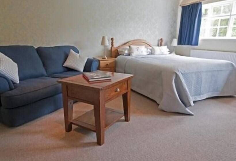 مسافرخانه Fox & Hounds