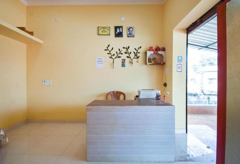 בית מלון כפרי Oyo 65496 Kunjakashi Fooding And Lodging