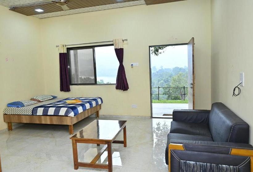 בית מלון כפרי Shivneri Agro Tourism, Tapola