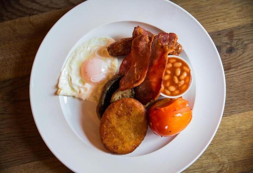 Отель The Red Lion & Manor House