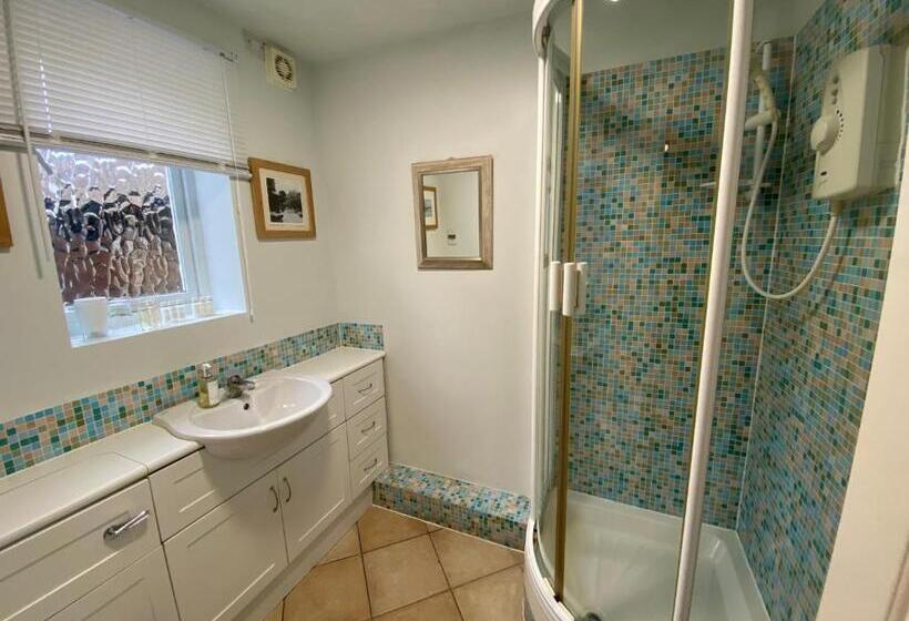 Отель The Red Lion & Manor House