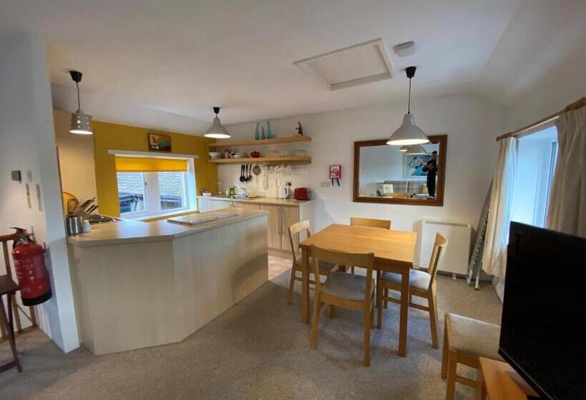 Отель The Red Lion & Manor House