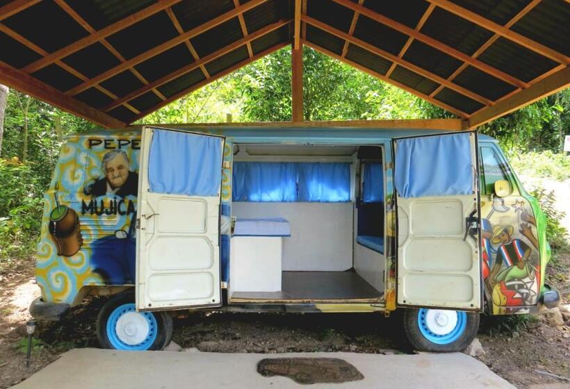 Kombi Hostel Camping