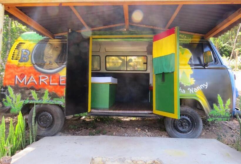 Kombi Hostel Camping