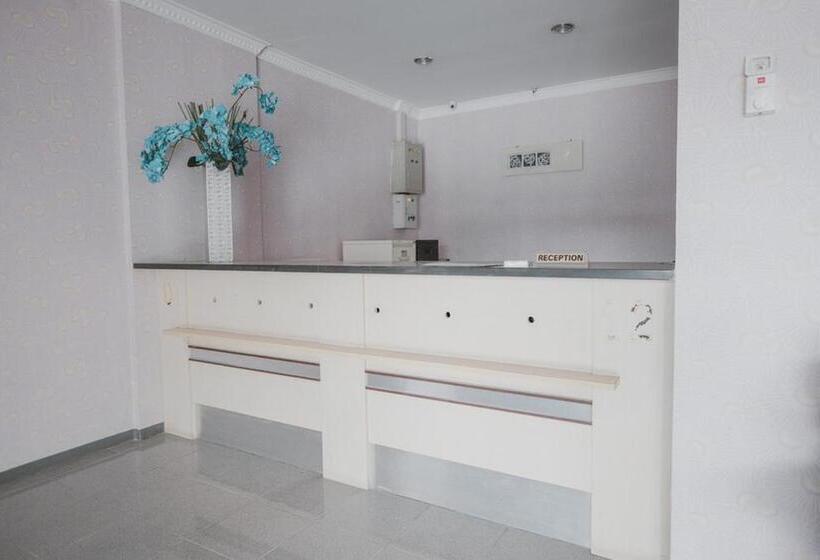 ペンション Reddoorz Plus Near Istana Maimun Medan