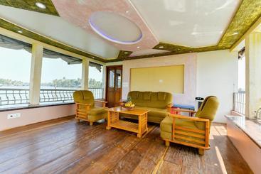 هتل Oyo 28075 Relax In Kerala 3 Bhk