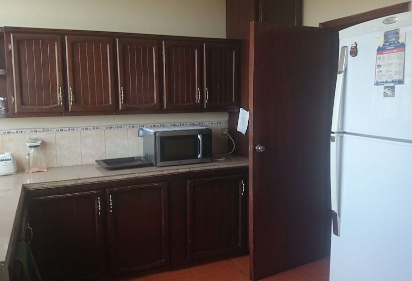 Pension The Quito Guest House With Yellow Balconies For Travellers