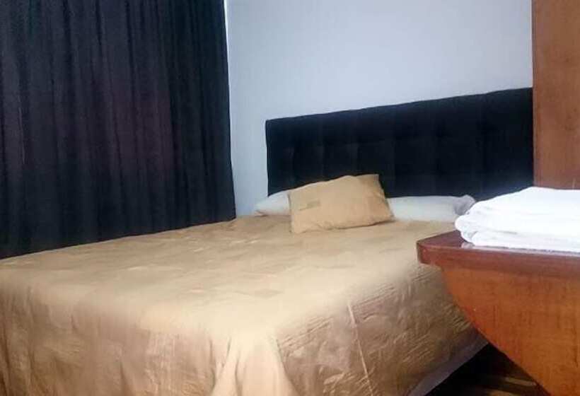 Pension The Quito Guest House With Yellow Balconies For Travellers