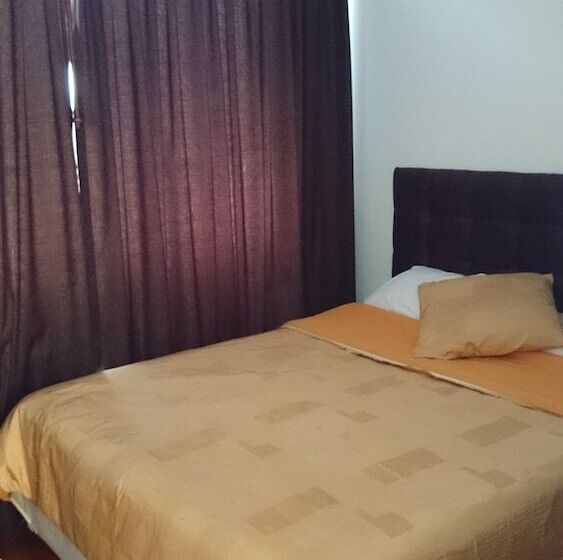 Pension The Quito Guest House With Yellow Balconies For Travellers