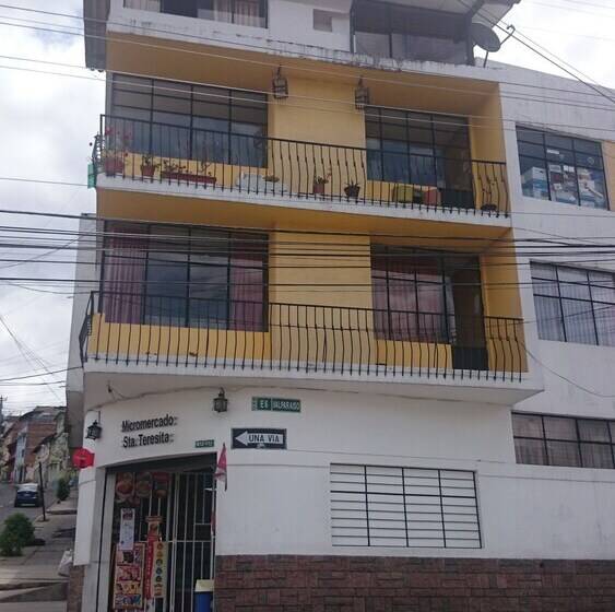 Pension The Quito Guest House With Yellow Balconies For Travellers