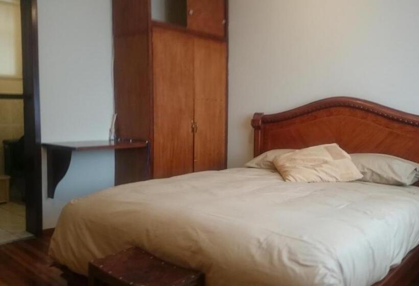 Pension The Quito Guest House With Yellow Balconies For Travellers