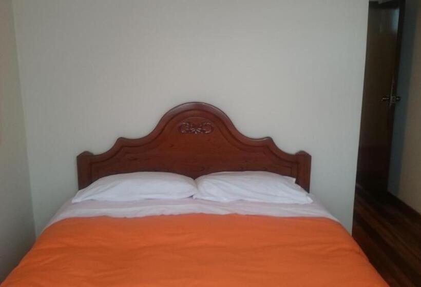 Pension The Quito Guest House With Yellow Balconies For Travellers