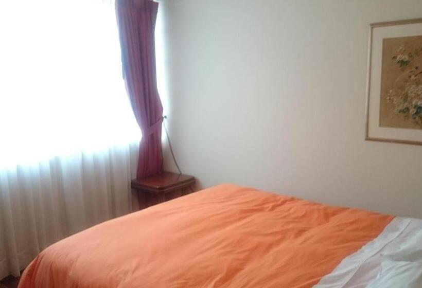 Pension The Quito Guest House With Yellow Balconies For Travellers