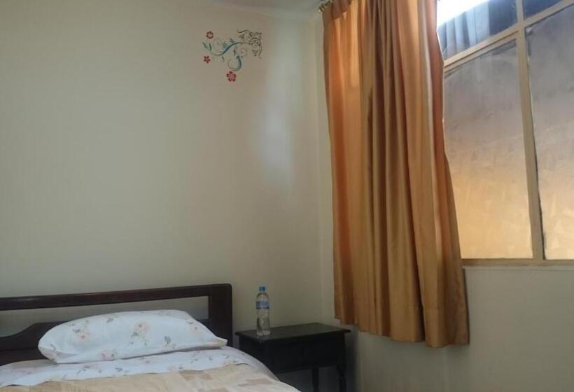 Pension The Quito Guest House With Yellow Balconies For Travellers