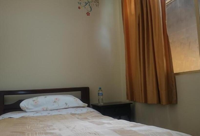 Pension The Quito Guest House With Yellow Balconies For Travellers