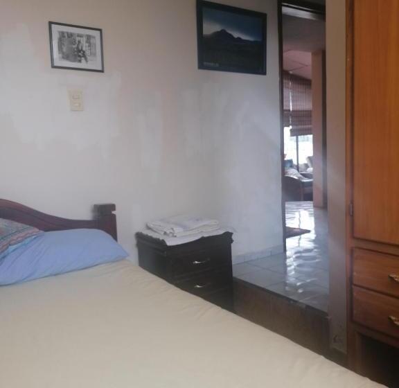 Pension The Quito Guest House With Yellow Balconies For Travellers